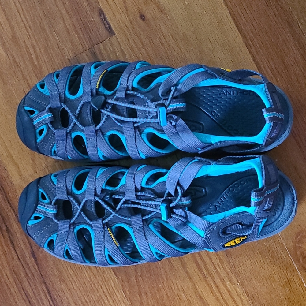Keen sandals size 9